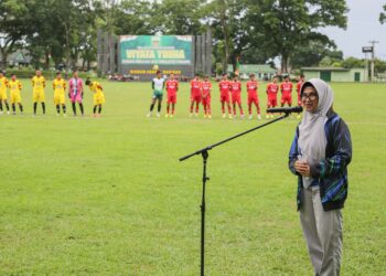 Susanti Dewayani Membuka Uji Coba Pertandingan antara Tim PON Sumut melawan Siantar Selection di Lapangan Rindam I/BB