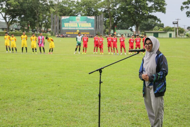 Susanti Dewayani Membuka Uji Coba Pertandingan antara Tim PON Sumut melawan Siantar Selection di Lapangan Rindam I/BB