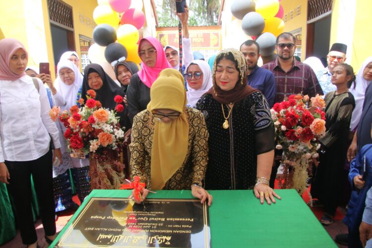 Didampingi Ketua Dekranasda, Wali Kota Pematangsiantar Meresmikan Baitul Quran Paradep Puspa