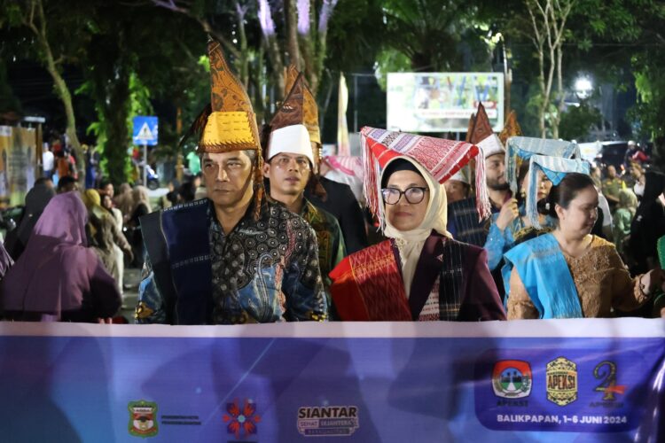 Wali Kota Pematangsiantar Mengikuti Karnaval Rakernas APEKSI di Kota Balikpapan