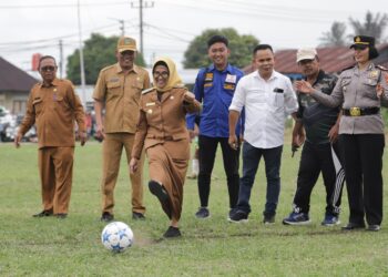 Memperebutkan Piala Wali Kota Pematangsiantar, Susanti Dewayani Didampingi Unsur Forkopimda Melakukan Kick Off  Kejuaraan Sepakbola Antar Club U -17