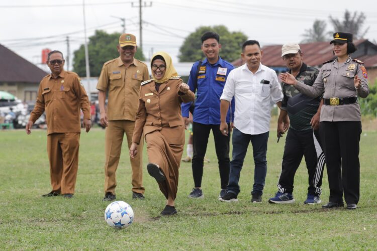 Memperebutkan Piala Wali Kota Pematangsiantar, Susanti Dewayani Didampingi Unsur Forkopimda Melakukan Kick Off Kejuaraan Sepakbola Antar Club U -17