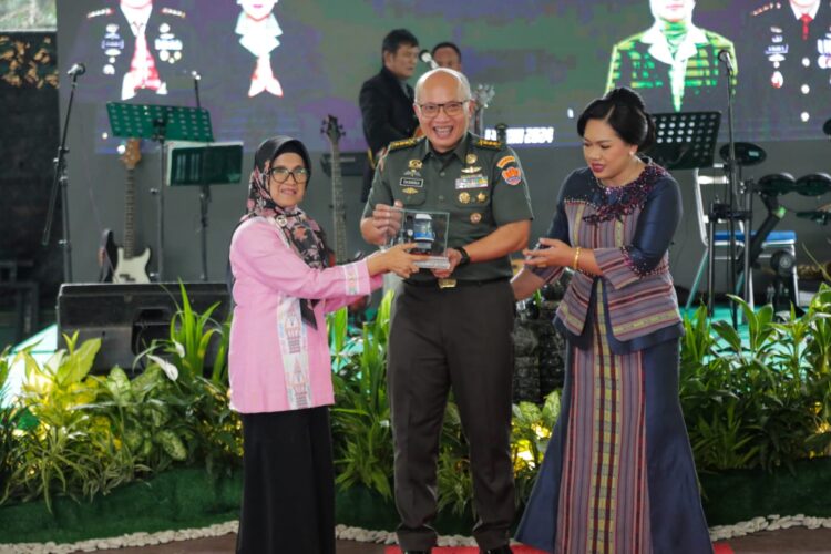 dr Susanti Dewayani SpA Menghadiri Acara Pisah Sambut Dan Rindam I/Bukit Barisan