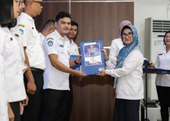 Wali Kota Pematangsianțar Menyerahkan Perpanjangan SK PPPK Tahun 2022