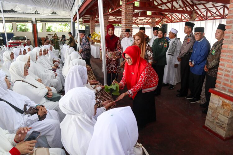 Susanti Dewayani Menepung-tawari Jamaah Haji/Hajjah Sepulang dari Makkah