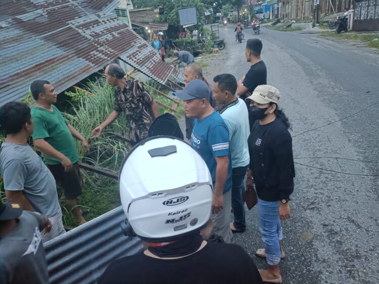 Camat Siantar Martoba Kunjungi 14 Rumah Terdampak Hujan Deras dan Disertai Angin Kencang