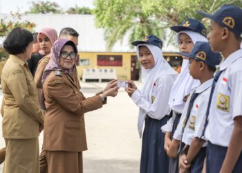 Wali Kota Pematangsiantar Menyerahkan Kartu Identitas Anak kepada 840 anak di UPTD SMP Negeri 2