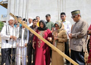 Susanti Dewayani Melakukan Peletakan Batu Pertama Pembangunan Masjid Paradep Puspa