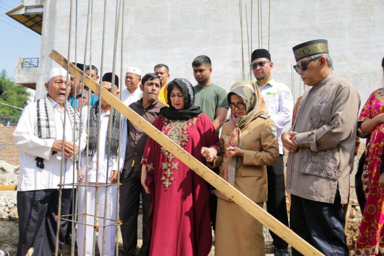 Susanti Dewayani Melakukan Peletakan Batu Pertama Pembangunan Masjid Paradep Puspa