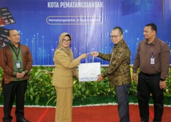 Susanti Dewayani bersama Kantor Perwakilan Bank Indonesia (KPw BI) Pematangsiantar dan PT Bank Sumut me-Launching Penggunaan Kartu Kredit Pemerintah Daerah