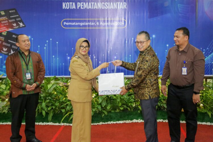 Susanti Dewayani bersama Kantor Perwakilan Bank Indonesia (KPw BI) Pematangsiantar dan PT Bank Sumut me-Launching Penggunaan Kartu Kredit Pemerintah Daerah