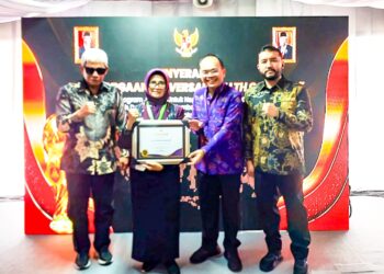 Susanti Dewayani Menerima Universal Health Coverage (UHC) Award yang Diserahkan Wakil Presiden Ma’ruf Amin