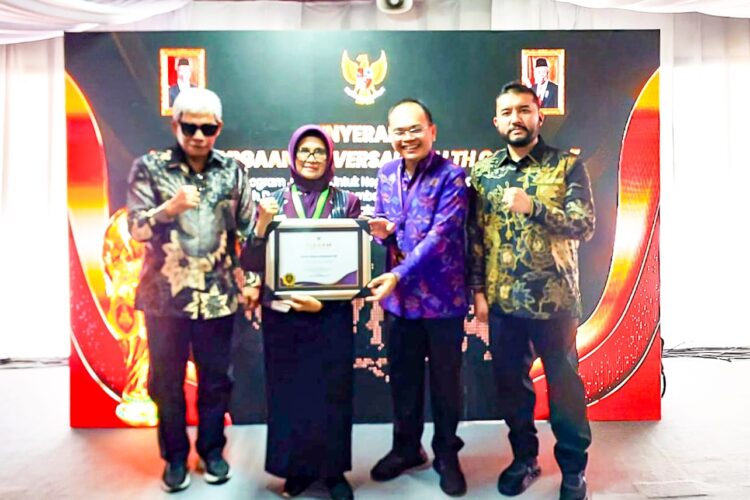 Susanti Dewayani Menerima Universal Health Coverage (UHC) Award yang Diserahkan Wakil Presiden Ma’ruf Amin