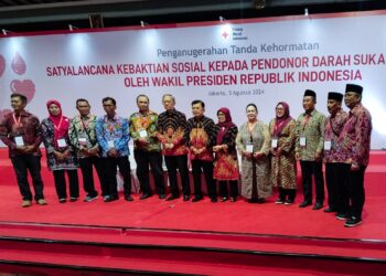 dr Farida Y Lumban Tobing Menerima Penghargaan Satyalencana Kebaktian Sosial dari Presiden Republik Indonesia