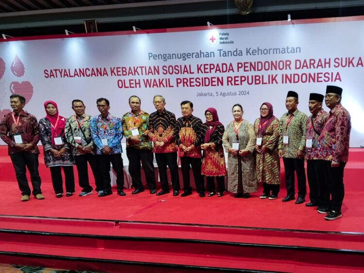 dr Farida Y Lumban Tobing Menerima Penghargaan Satyalencana Kebaktian Sosial dari Presiden Republik Indonesia