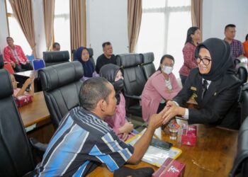 Wali Kota Pematangsiantar Menyerahkan SK kepada Penerima Bantuan Rehabilitasi Rumah Tidak Layak Huni TA 2024