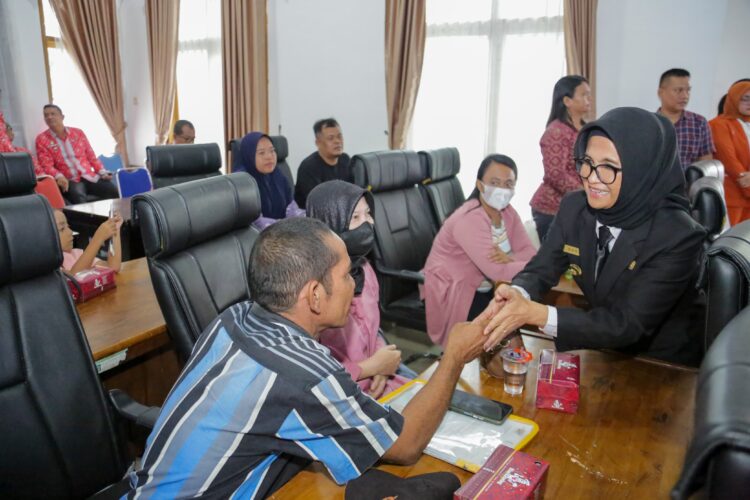 Wali Kota Pematangsiantar Menyerahkan SK kepada Penerima Bantuan Rehabilitasi Rumah Tidak Layak Huni TA 2024