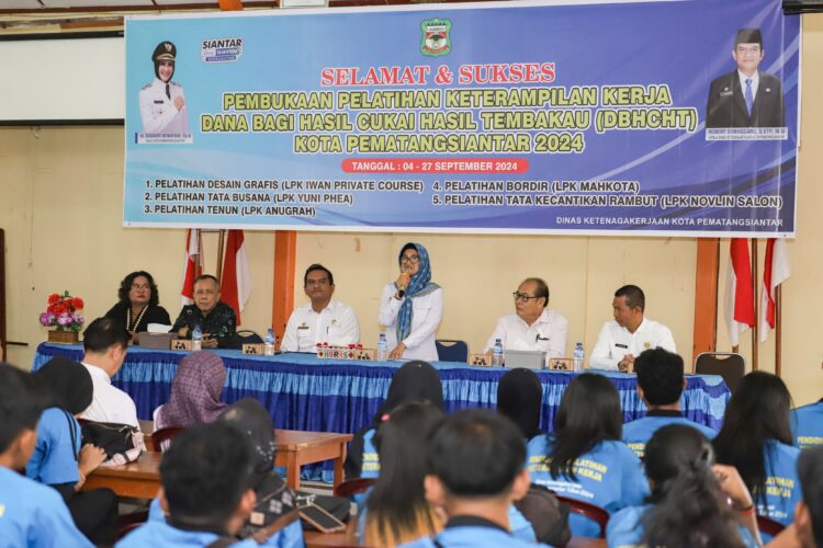 Wali Kota Pematangsianțar Membuka Pelatihan Keterampilan Kerja Penggunaan Dana Bagi Hasil Cukai Tembakau