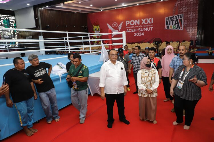 Susanti Dewayani Meninjau Kesiapan Venue Tinju u di Aula Universitas HKBP Nommensen Pematangsiantar