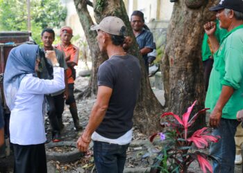 Susanti Dewayani Bertemu dan Berinteraksi dengan Petugas Kebersihan di Tempat Pembuangan Sementara Sampah
