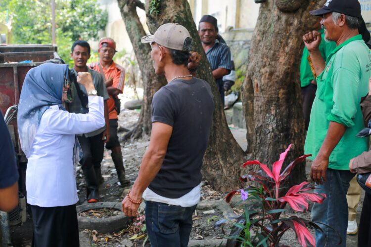 Susanti Dewayani Bertemu dan Berinteraksi dengan Petugas Kebersihan di Tempat Pembuangan Sementara Sampah