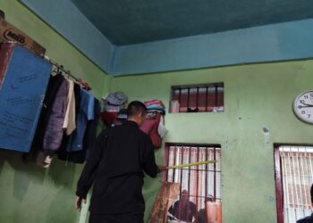 Kepala KPLP bersama Tim Pengamanan Lapas Narkotika Pematangsianțar Mengecek Bangunan Kamar Warga Binaan