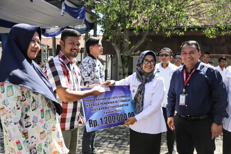 Susanti Dewayani Menyerahkan DBH – CHT kepada 608 KPM di Kantor Dinsos P3A Pematangsianțar