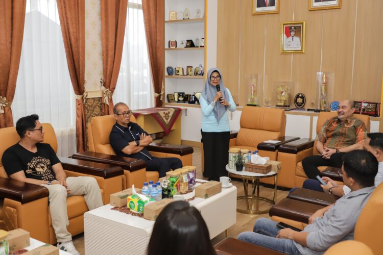 Kepala BPN Menyerahkan 200 Sertifikat Tanah Aset Pemko Pematangsiantar