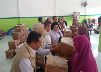 Berempati terhadap Korban Kebakaran, Wesly Silalahi dan Herlina Serahkan Bantuan Rice Cooker dan Beras