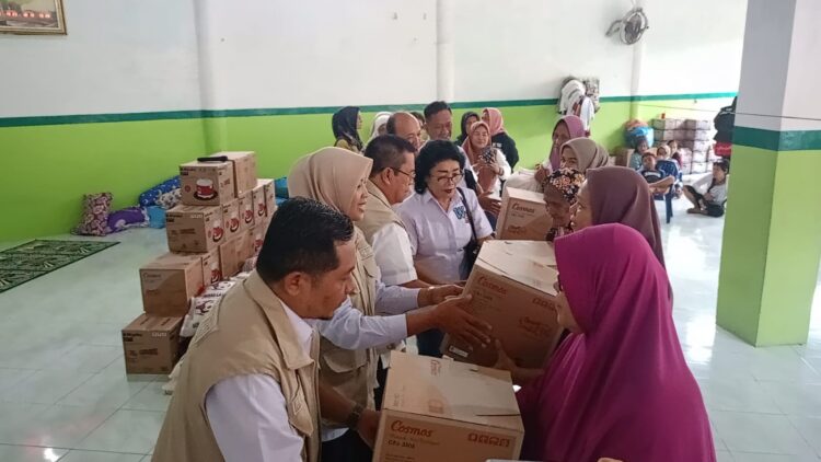 Berempati terhadap Korban Kebakaran, Wesly Silalahi dan Herlina Serahkan Bantuan Rice Cooker dan Beras