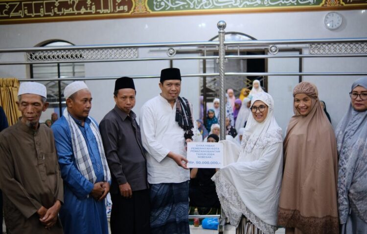 Atas Nama Pemko Pematangsiantar, Wali Kota Susanti Dewayani Berikan Paket Sembako dari KAS Masjid Nurul Iman