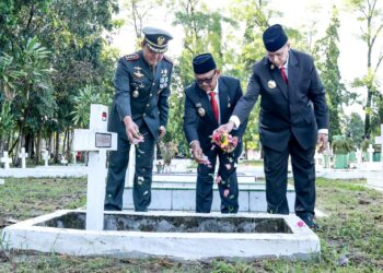 Pjs Wali Kota Pematangsiantar Menghadiri Upacara Ziarah Nasional pada Peringatan HUT ke 79 Tentara Nasional Indonesia