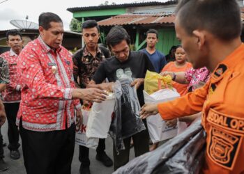 Kunjungi Korban Kebakaran Jalan Sejahtera, Pjs Wali Kota Pematangsiantar Berikan Bantuan Peralatan Rumah Tangga dan Seragam Sekolah
