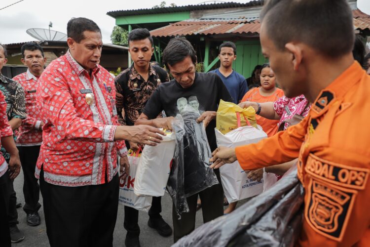 Kunjungi Korban Kebakaran Jalan Sejahtera, Pjs Wali Kota Pematangsiantar Berikan Bantuan Peralatan Rumah Tangga dan Seragam Sekolah