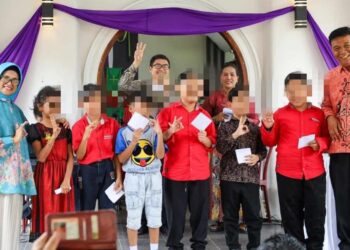 Susanti Dewayani – Ronald Tampubolon Libatkan Anak-anak Salam 3 Jari di HUT Gereja