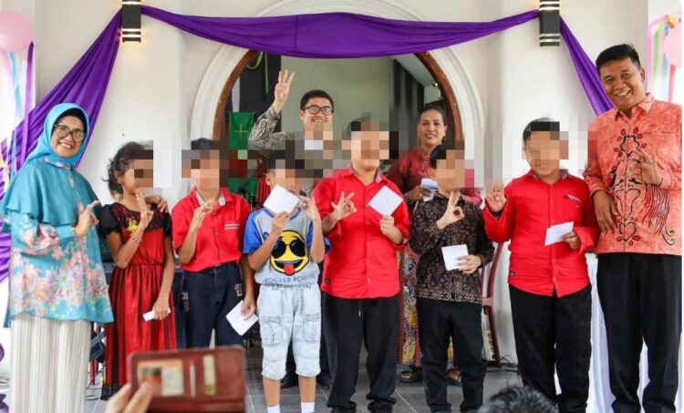 Susanti Dewayani – Ronald Tampubolon Libatkan Anak-anak Salam 3 Jari di HUT Gereja