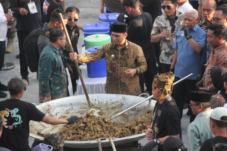 Wakil Bupati Simalungun Membagikan Nasi Ayam Rica-rica pada Perayaan HUT ke 77 Provinsi Sumatera Utara di Kota Parapat