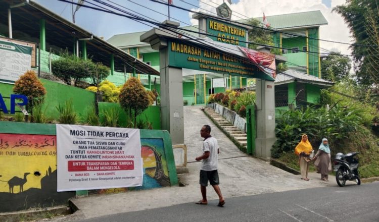 Viral Spanduk MOSI TIDAK PERCAYA di MAN Pematangsianțar, Murni Kekecewaan Orang Tua Siswa