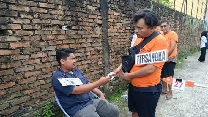 Rekonstruksi pembakaran rumah Hakim PN Medan diwarnai momen haru saat tersangka yang merupakan jemaat satu gereja menangis dan meminta maaf.