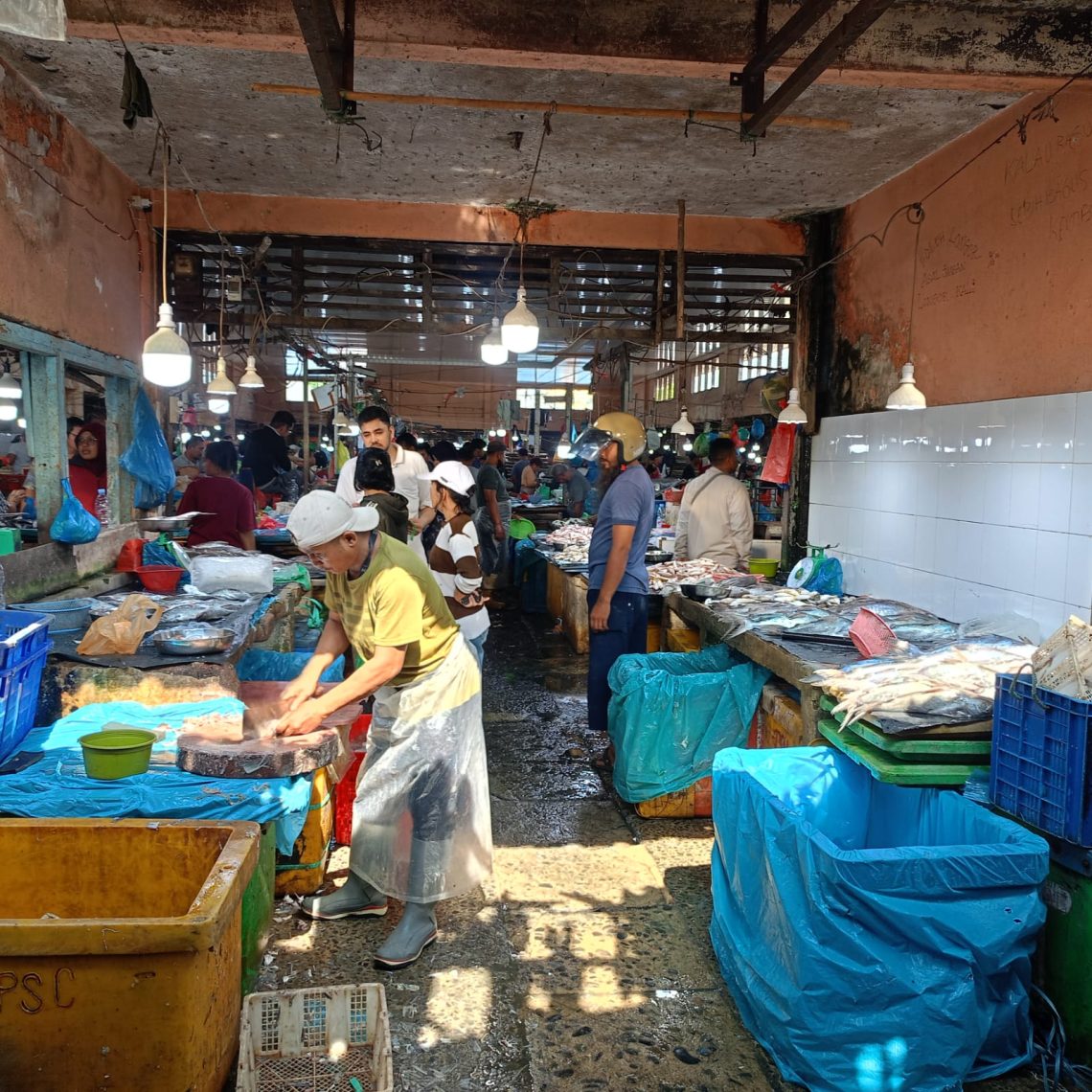Gerbang Masuk Pasar Ikan ini Dijadikan Lapak Berjualan. Diduga Setoran Uang Mengalir ke Direksi PD Pasar Horas Jaya