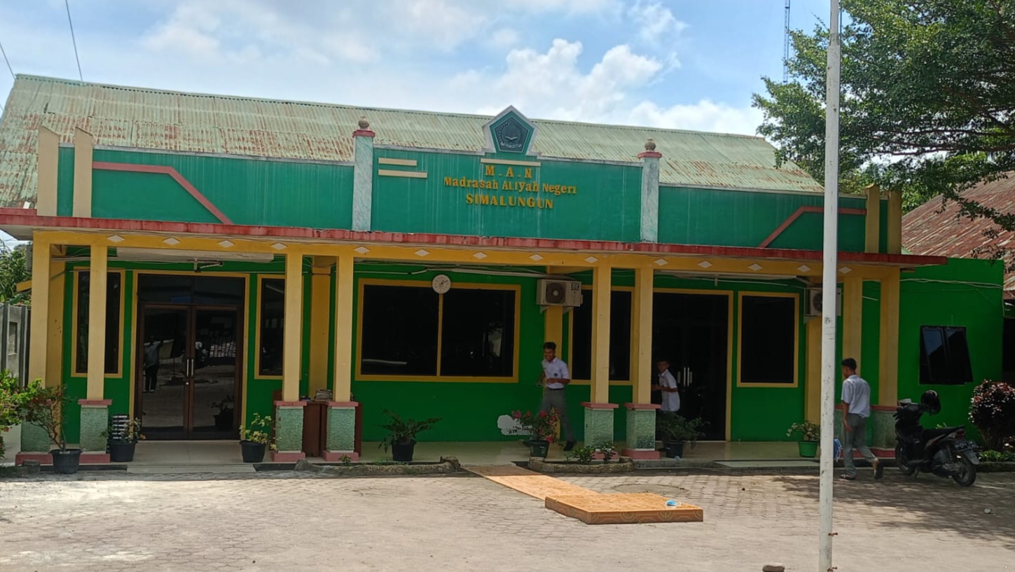 Setiap Minggu, Siswa MAN Simalungun Berinfaq. Uangnya “Raib” Dibuat Dianti Wahyuni, Irmawati Harahap dan Murti Rangkuti