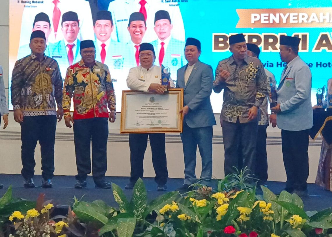 Wesly Silalahi Menerima BKPRMI Award Sebagai Tokoh Publik Yang Peduli Dengan Anak Yatim Dan Pemuda Masjid