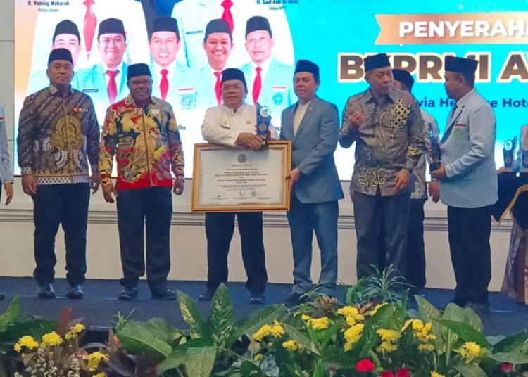 Wesly Silalahi Menerima BKPRMI Award Sebagai Tokoh Publik Yang Peduli Dengan Anak Yatim Dan Pemuda Masjid