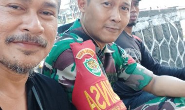 Babinsa Tegal Gundil Pantau  Petugas PLN Cek Gardu Listrik Meledak