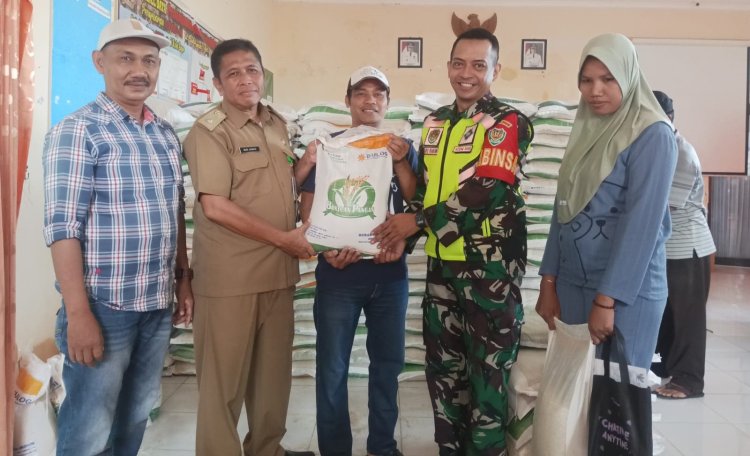 Babinsa Sukadamai Dampingi Penyaluran Beras di Wilayah Binaan