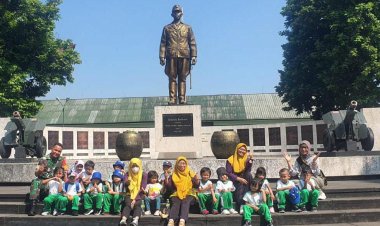 Wujud Cinta Kasih dan Kedekatan TNI, Babinsa Koramil 06-01/Bogor Tengah  Belajar dan Bermain Bersama Anak-Anak PAUD SPS Tauladan