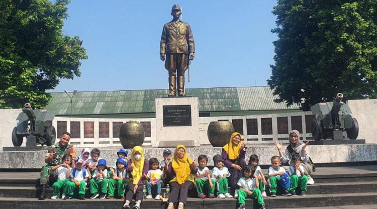 Wujud Cinta Kasih dan Kedekatan TNI, Babinsa Koramil 06-01/Bogor Tengah  Belajar dan Bermain Bersama Anak-Anak PAUD SPS Tauladan
