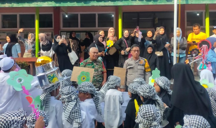 Babinsa Koramil 06-06/Tanah Sareal Laksanakan Pengamanan Karnaval di SDN Cijulang