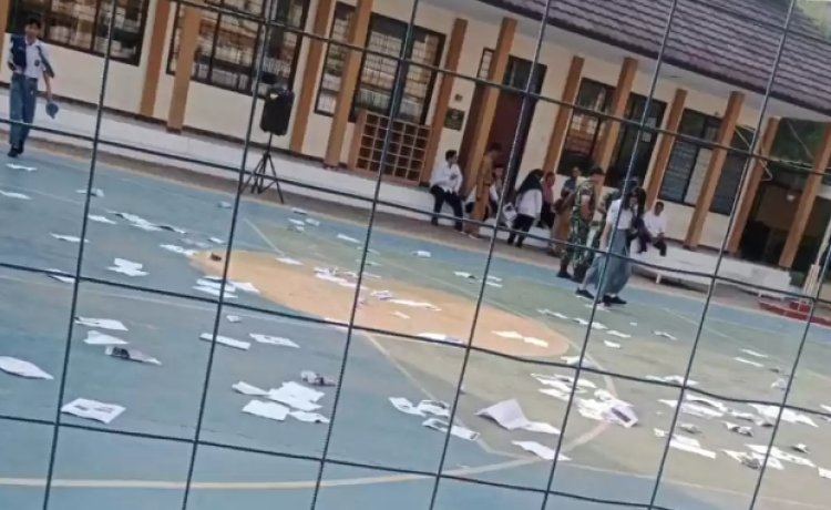 Siswa/Siswi SMA Negeri 13 Bekasi Lakukan Aksi Pertanyakan Berita Viral Menyangkut Sekolahnya
