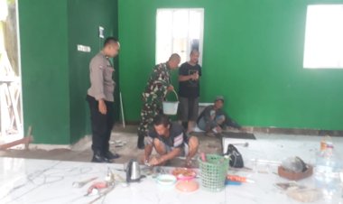 Selalu Hadir di Tengah Masyarakat Babinsa Koramil 06-06/Tanah Sareal Bantu Pasang Granit di Mushola Nurul Iman